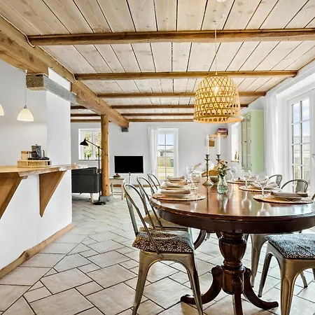 4 Bedroom Cozy In Prázdninový dům