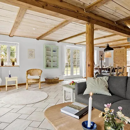 4 Bedroom Cozy In Prázdninový dům