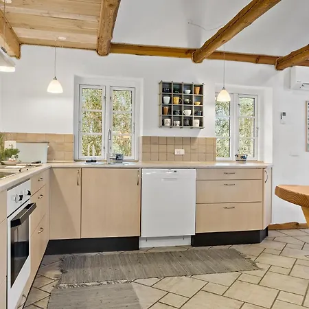 4 Bedroom Cozy In بيت للعطل