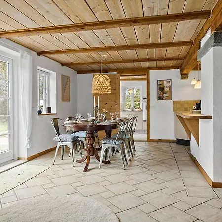 بيت للعطل 4 Bedroom Cozy In